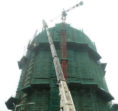 红塔吊车在工地上作业